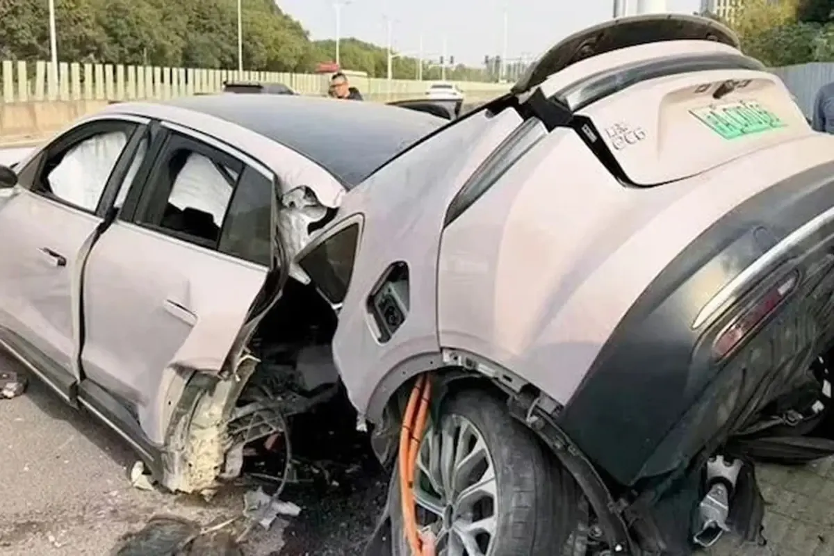Dev firmanın elektrikli aracı kazada ikiye bölündü