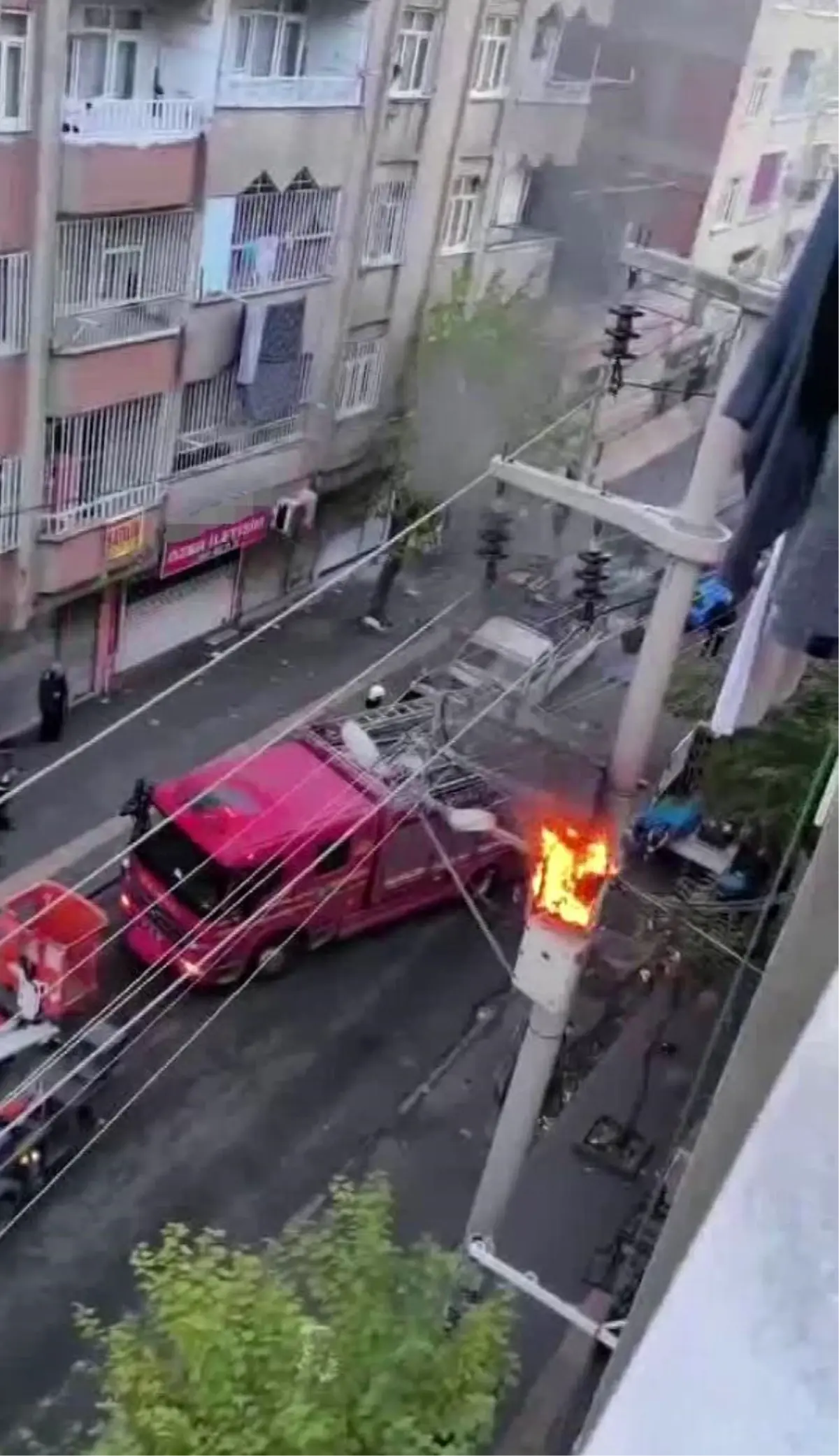 Diyarbakır’da Aşırı Yüklenen Trafo Yangını Büyük Çıkan Yangınla Mücadele Edildi