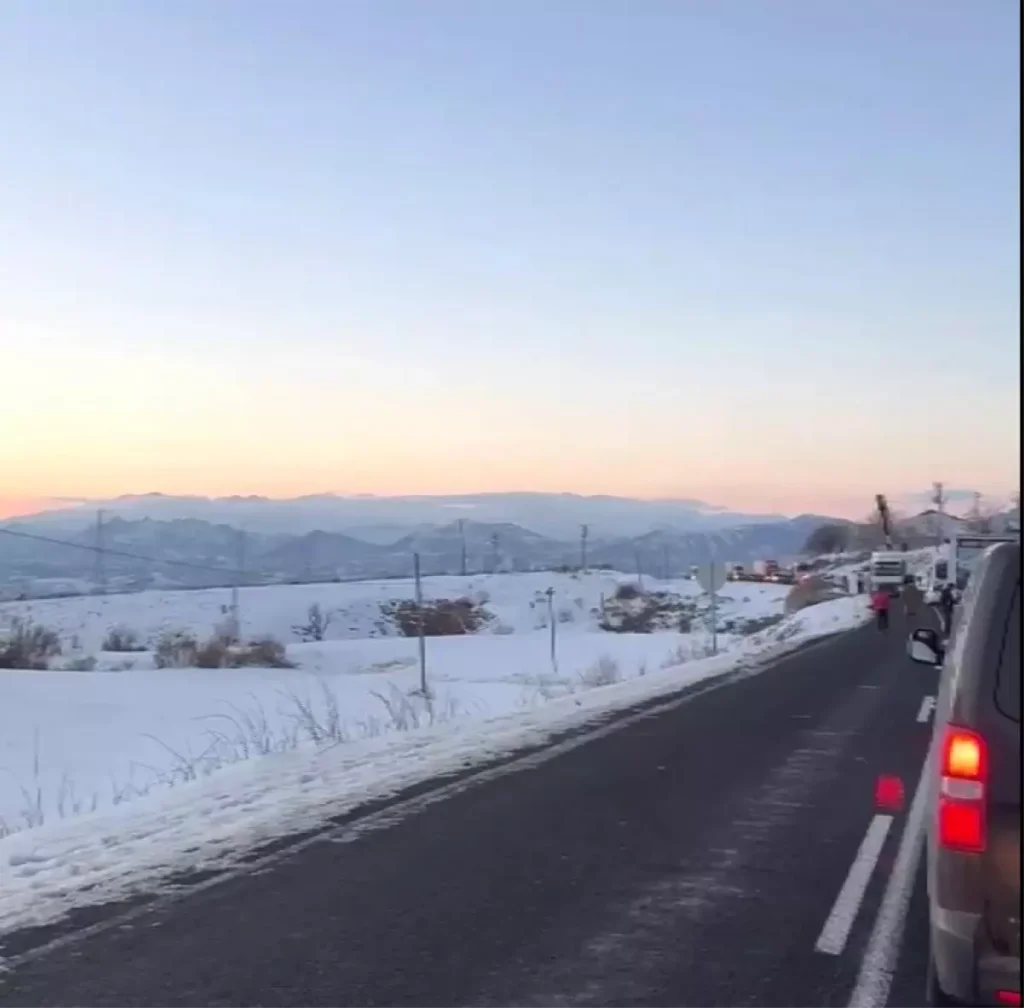 Buzlanma Nedeniyle Tır Devrildi