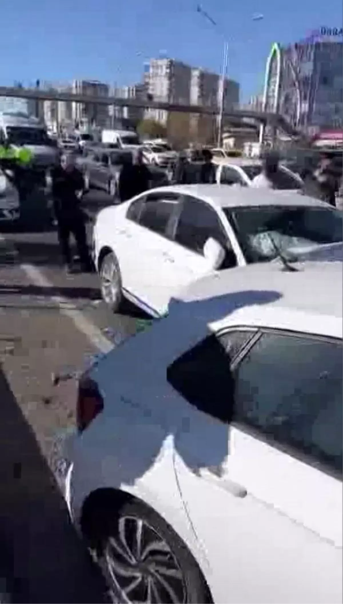 Diyarbakır-Şanlıurfa Yolunda Zincirleme Trafik Kazası: 4 Yaralı