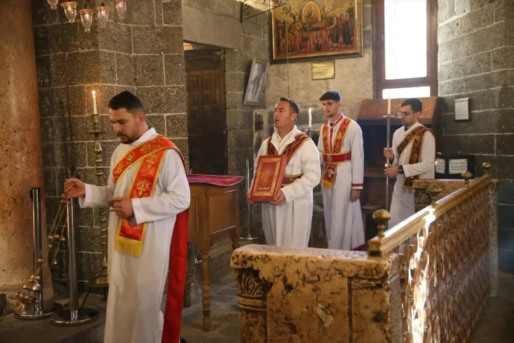 Diyarbakır’da Meryem Ana Kilisesi’nde Görkemli Noel Ayini