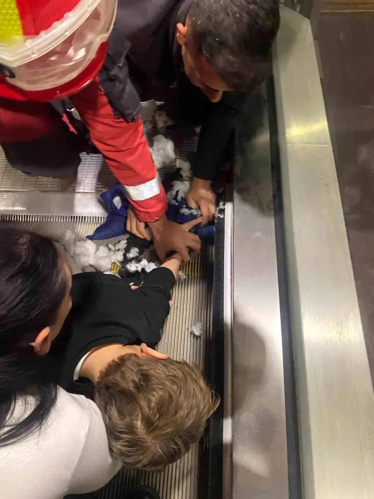 Doğum Günü Coşkusu Yürüyen Merdivende Kabusa Dönüştü!