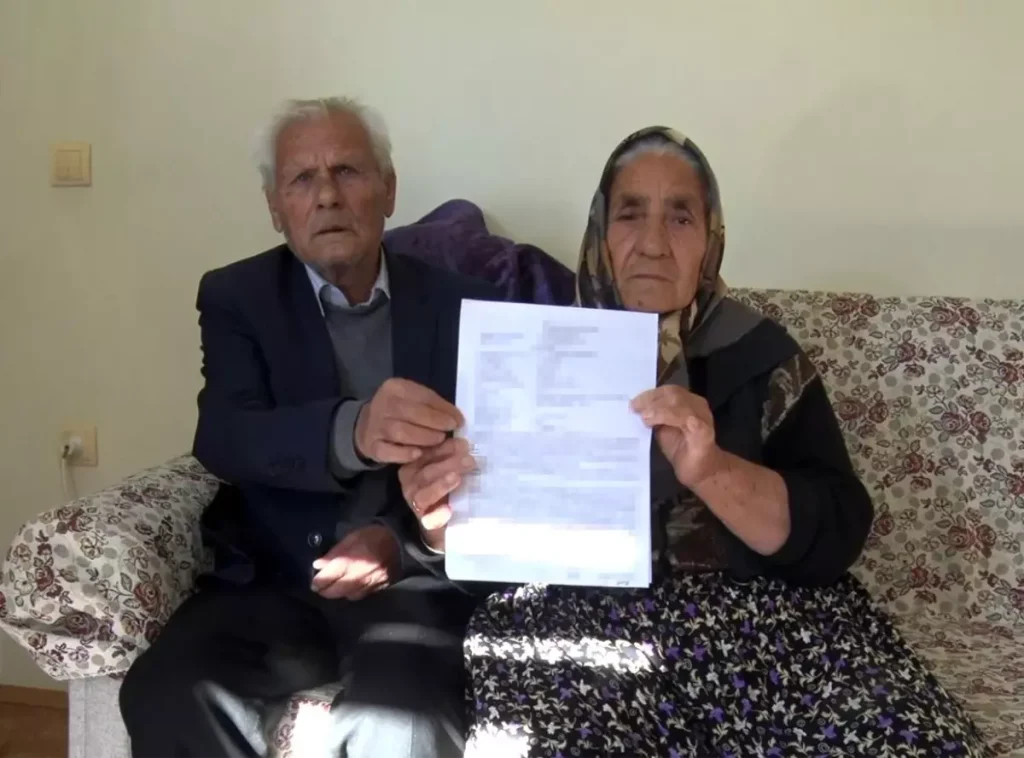 Antalya’da Yaşlı Çift, Polis Kılığına Giyen Dolandırıcıların Tuzağına Düşerek 838 Bin Lira Kayıp Yaşadı