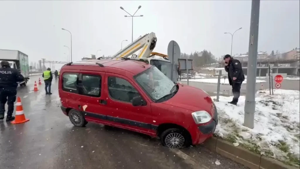 Domaniç’te Trafik Kazası: 4 Yaralı