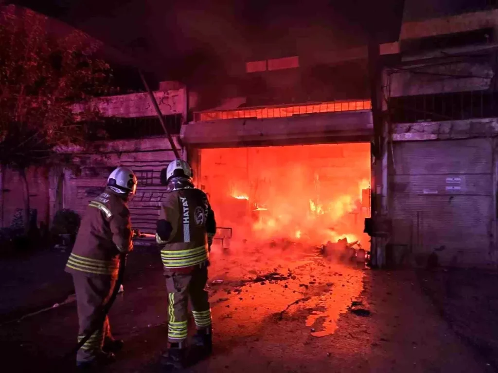 Dörtyol’da iş yeri alevlere teslim oldu