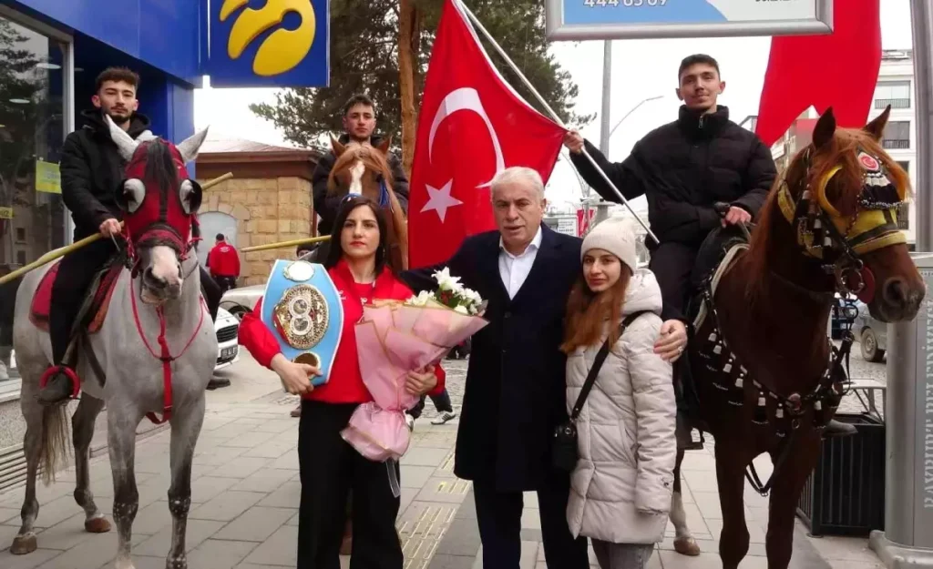 Dünya Boks Şampiyonu Turhan, memleketi Bayburt’ta davul zurnayla karşılandı