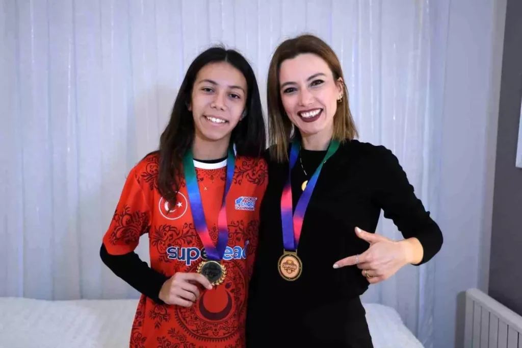 Adanalı Anne ve Kızı, Dünya Hafıza Şampiyonasında Tarihi Başarıyla Şampiyon Oldu!