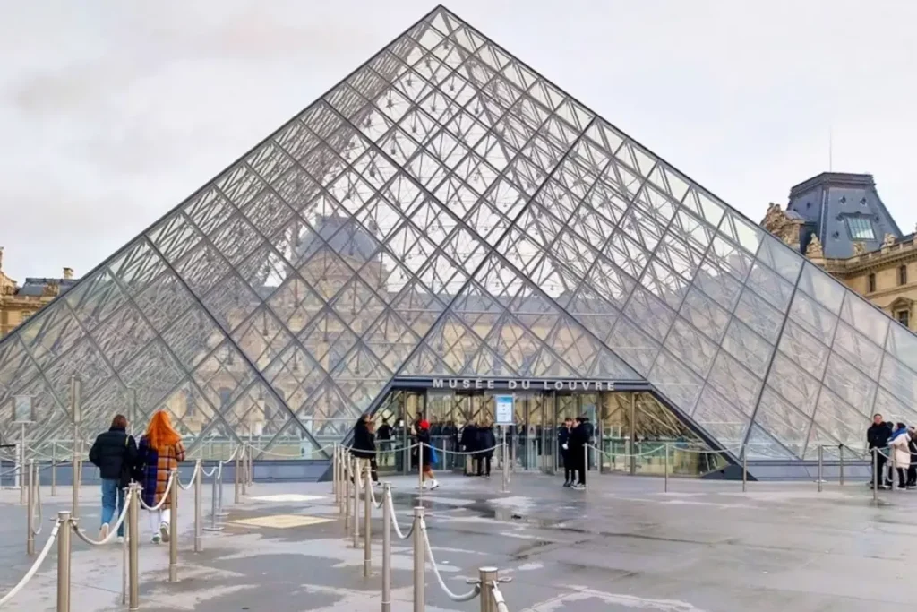 Dünyaca ünlü Louvre Müzesi’nde Grev Şoku: Kapıların Kapanması ve Tarihi Kriz