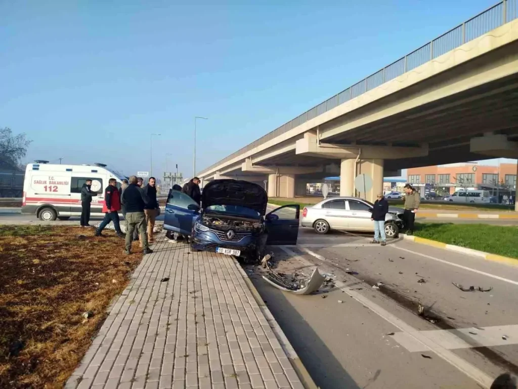 Bandırma’da Şok Trafik Kazası: Dur Levhasına Uymayan Sürücü Yolcuyu Yaraladı