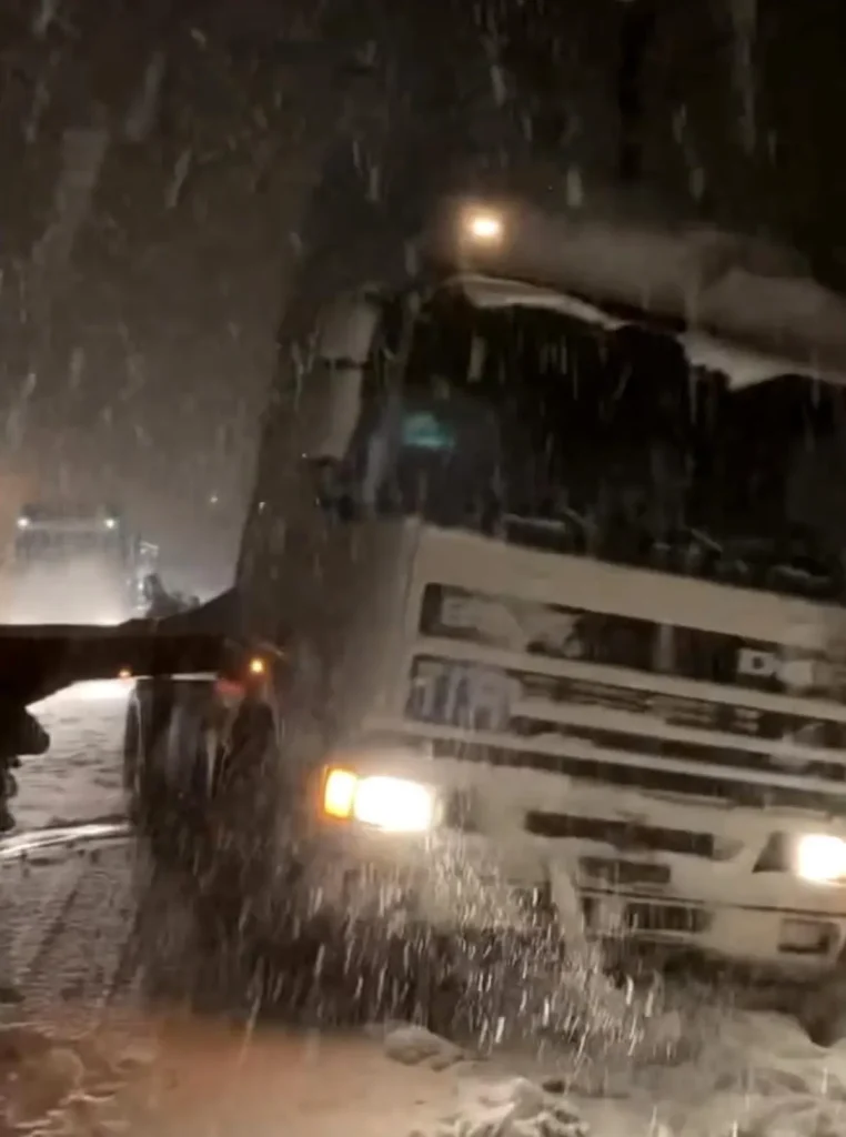 Düzce’de Şiddetli Kar Yağışı Trafiği Felçledi: Tır Kazaları Yolları Kapatıyor