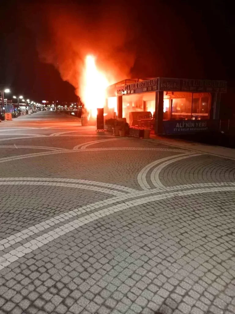 Edremit’te İş Yerinde Çıkan Yangın İtfaiye Ekipleri Tarafından Hızlıca Söndürüldü