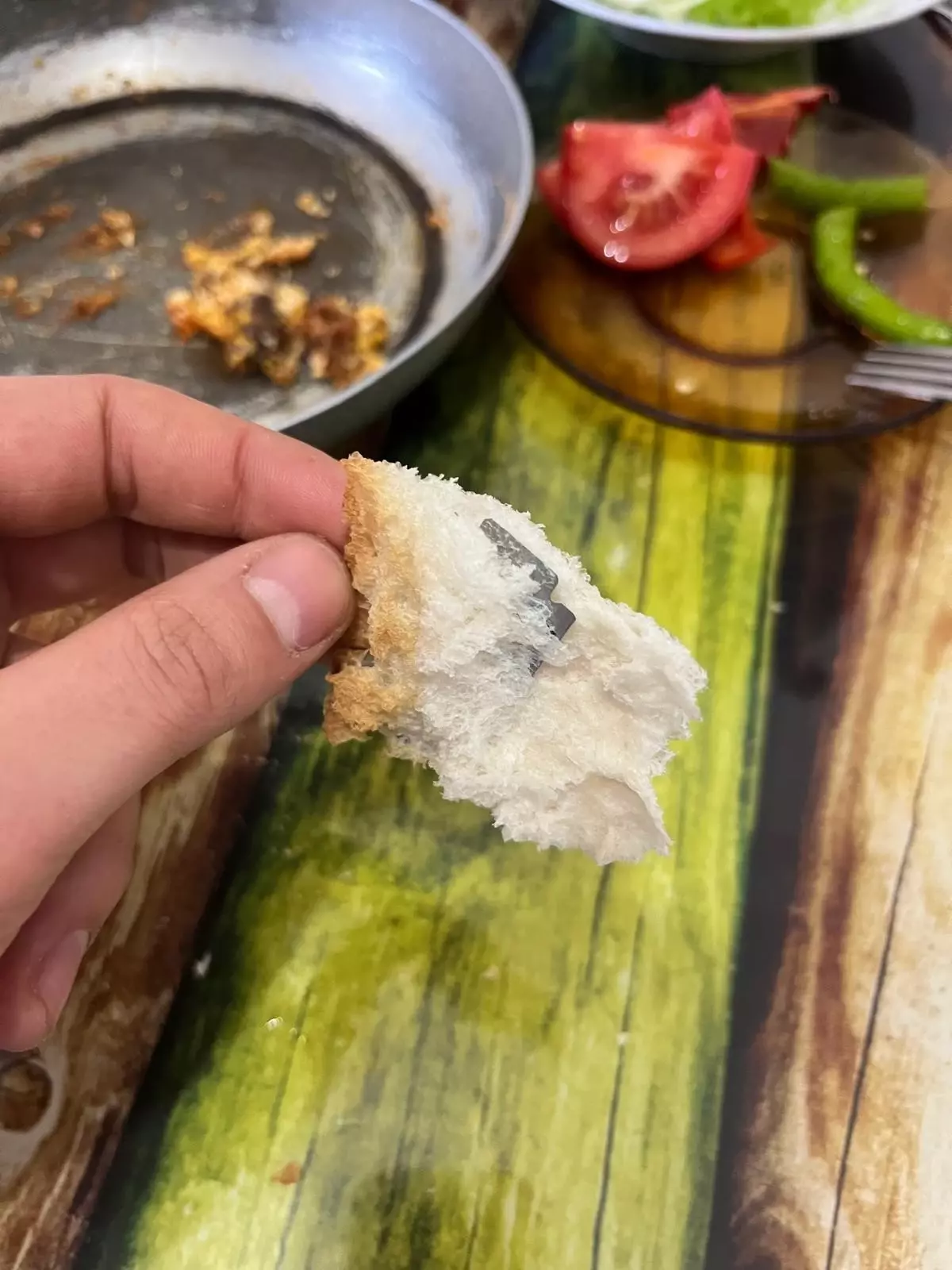 Ekmeğin içinden çıkanı görünce şok oldu