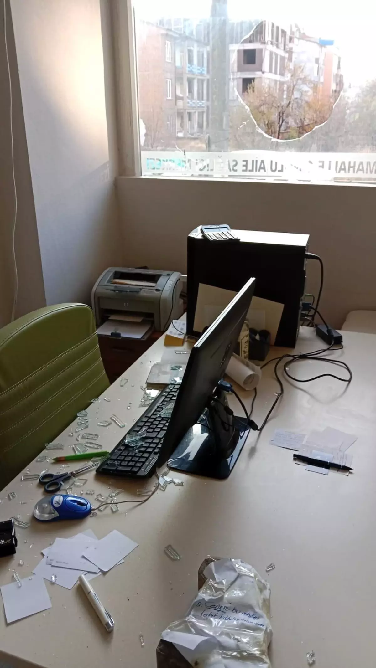 Elazığ’da Aile Sağlığı Merkezine Taşlı Saldırı ve Doktora Bırakılan Şok Not