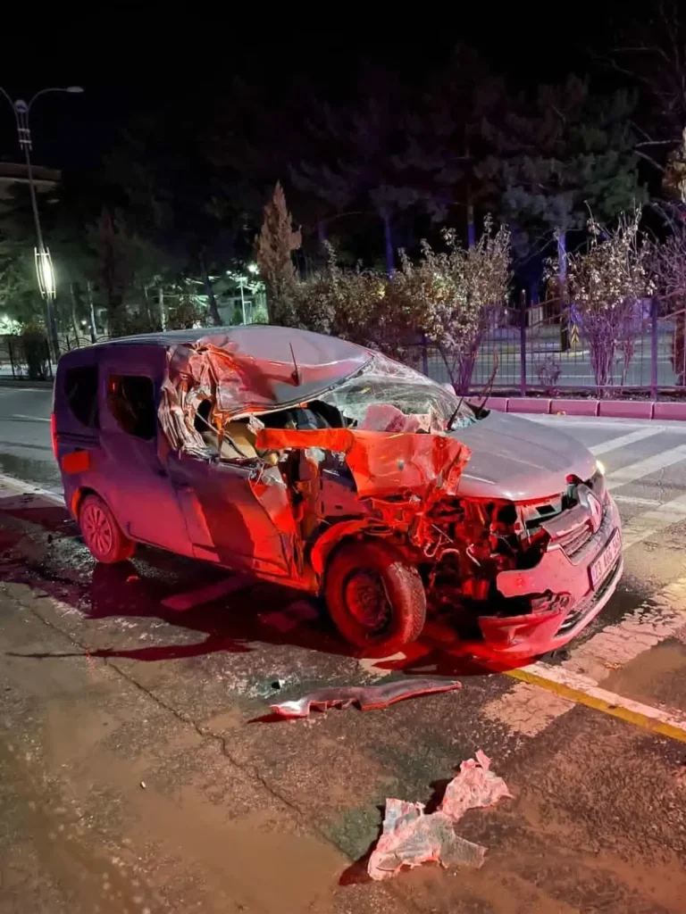 Elazığ’da hafif ticari araç, temizlik aracına çarptı: 1 yaralı