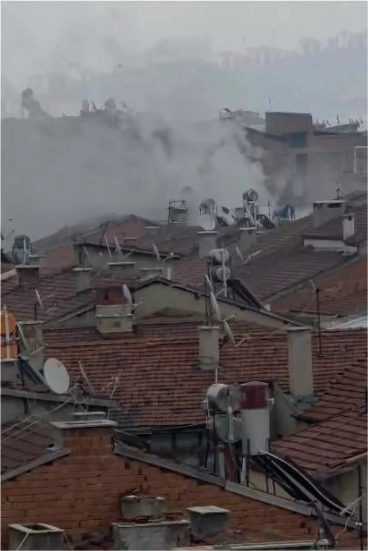 Elazığ’da Metrük Binada Çıkan Yangın Hızlıca Kontrol Altına Alındı