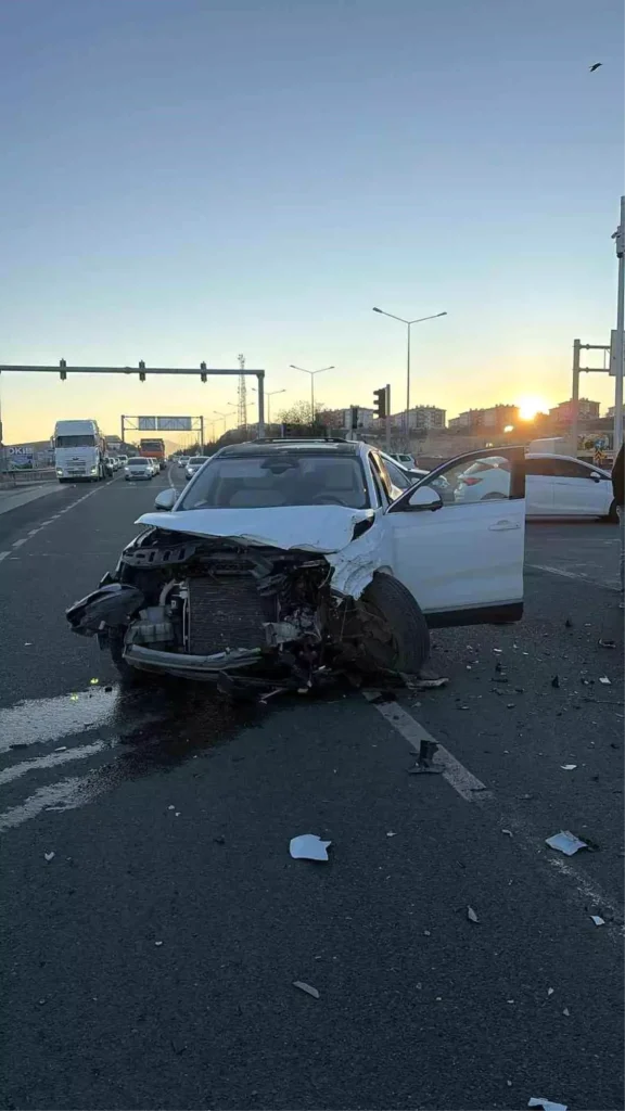 Elazığ’da Kırmızı Işık İhlali Nedeniyle Minibüs ve Cip Çarpıştı, 2 Yaralı