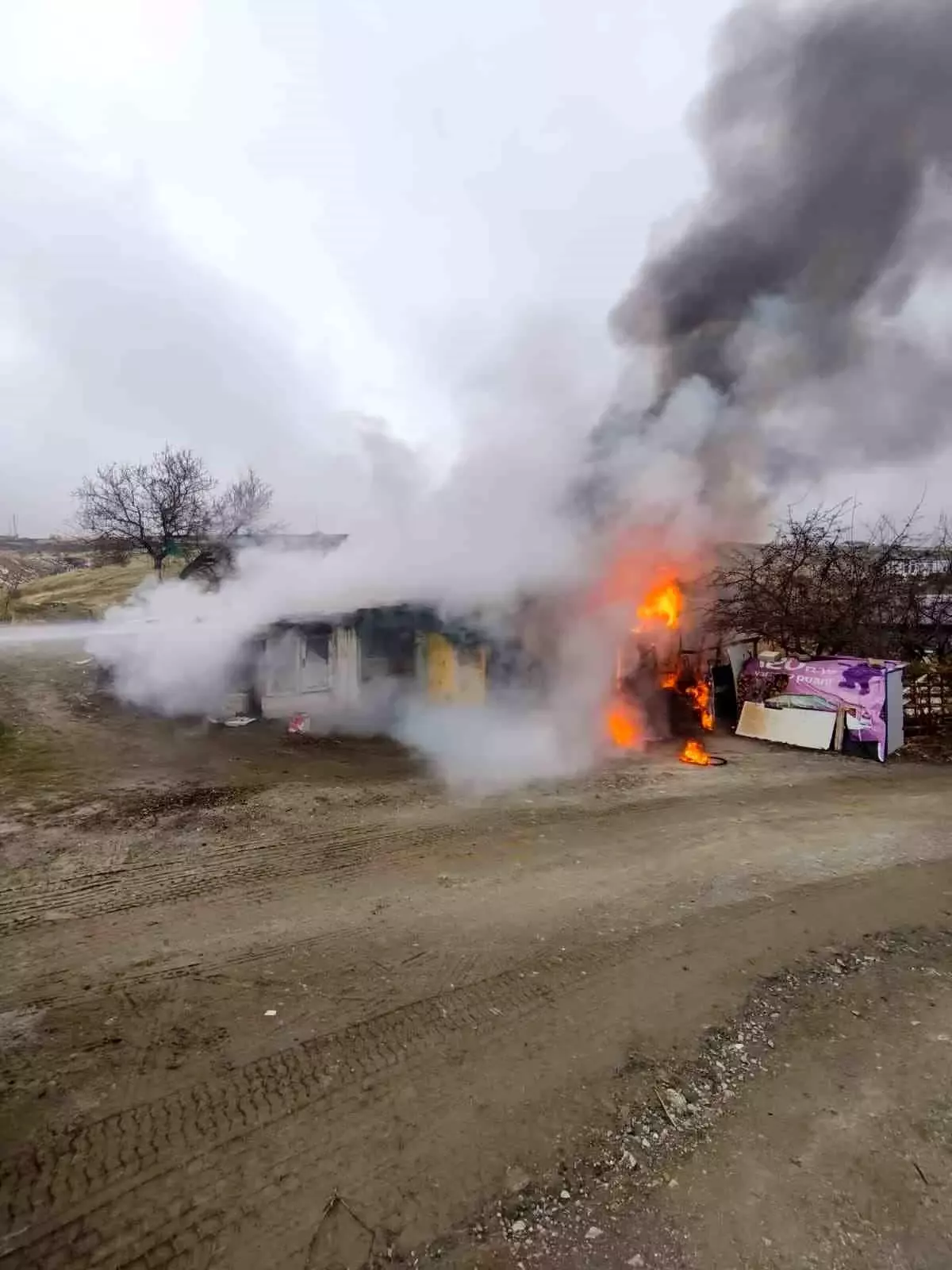 Elazığ’da Odunluk Deposunda Çıkan Yangın Kontrol Altına Alındı