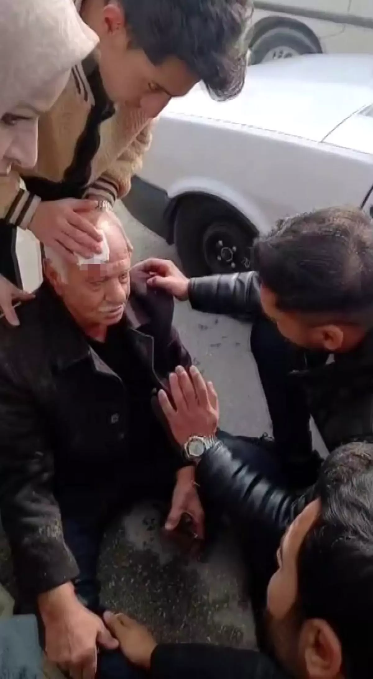 Elazığ’da Yaşlı Adam Otomobilin Çarpmasıyla Yaralandı