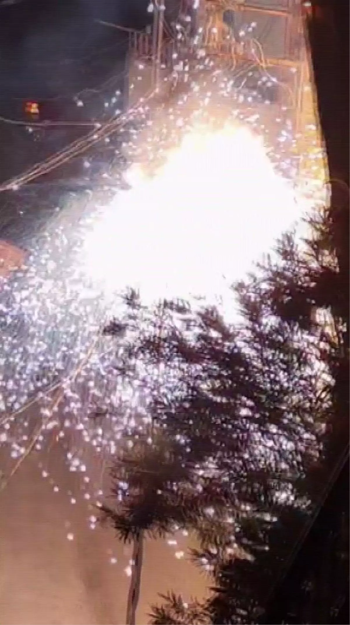 Hatay’da Elektrik Kabloları Patladı: Gece Aniden Gündüze Döndü