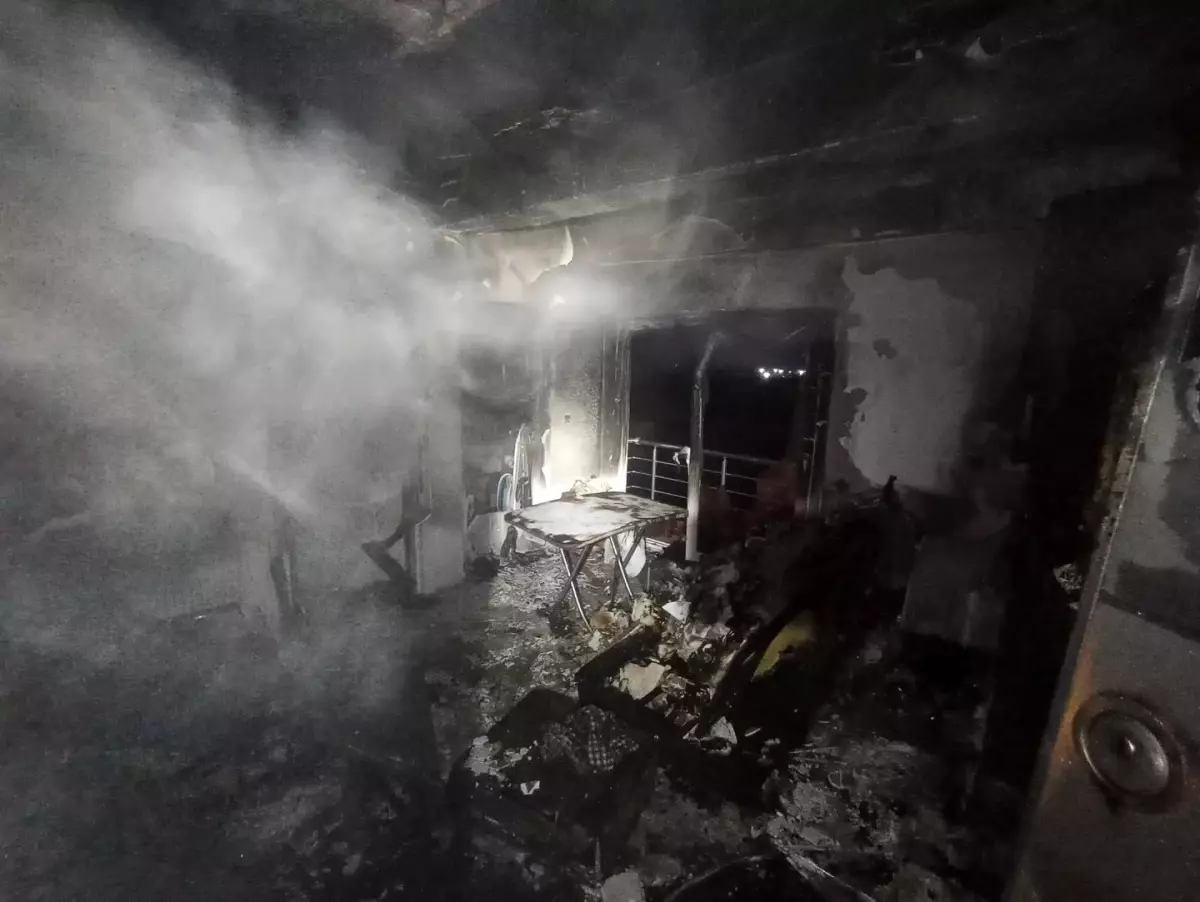 Hatay’da Elektrik Kontağından Çıkan Yangın 3 Katlı Apartmanın En Üst Katını Yıktı
