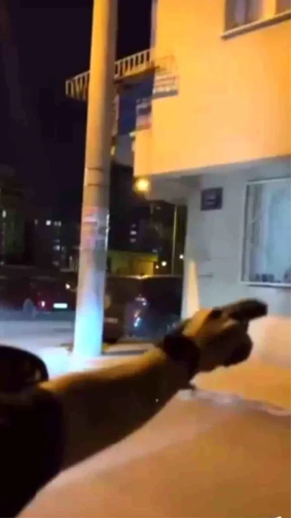 İzmir’de Otomobilden Ateş Açan Şahıs Yakalandı