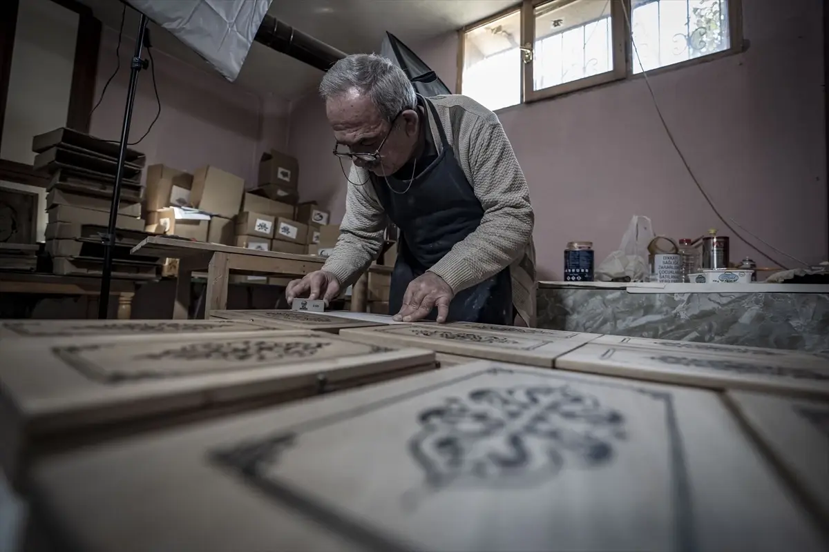 Emekli Doktor Oltu Taşı Tozuyla Ahşap Sanatına Yeni Bir Soluk Getiriyor