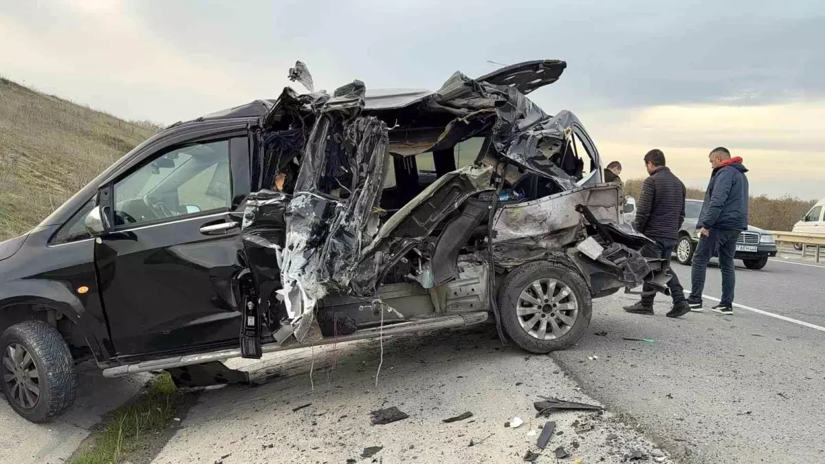 Arnavutköy’de VIP minibüse kamyonet çarptı