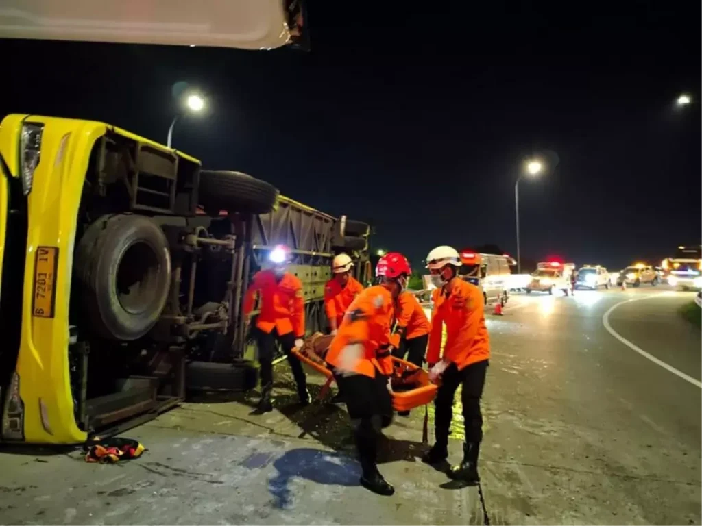 Endonezya’da Otobüs Kazası: 16 Ölü