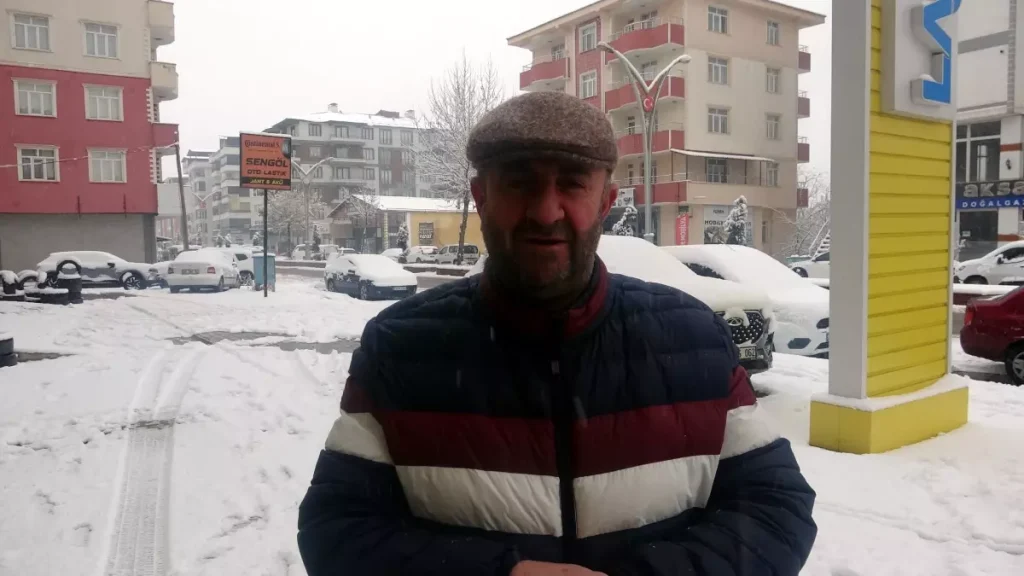 Erciş’te Kar Yağışı Sevinçle Karşılandı
