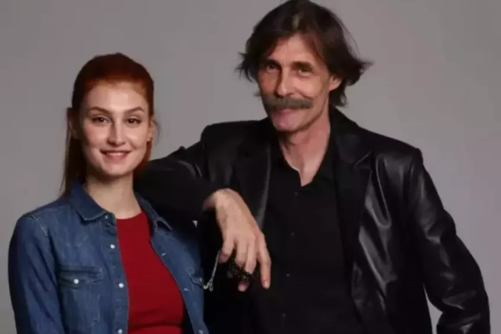 Erdal Beşikçioğlu’nun Kızı Derin, Galada Şık Kombiniyle Göz Kamaştırdı