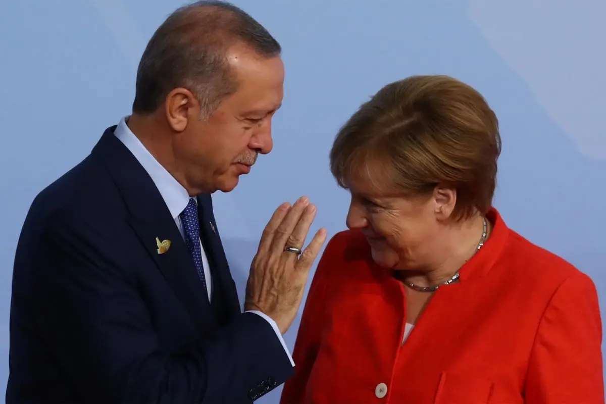 Erdoğan, Merkel’le Bayrak Anısını İlk Kez Anlattı: Şaşkın Şaşkın Gülüşler ve Tarihi Sözler