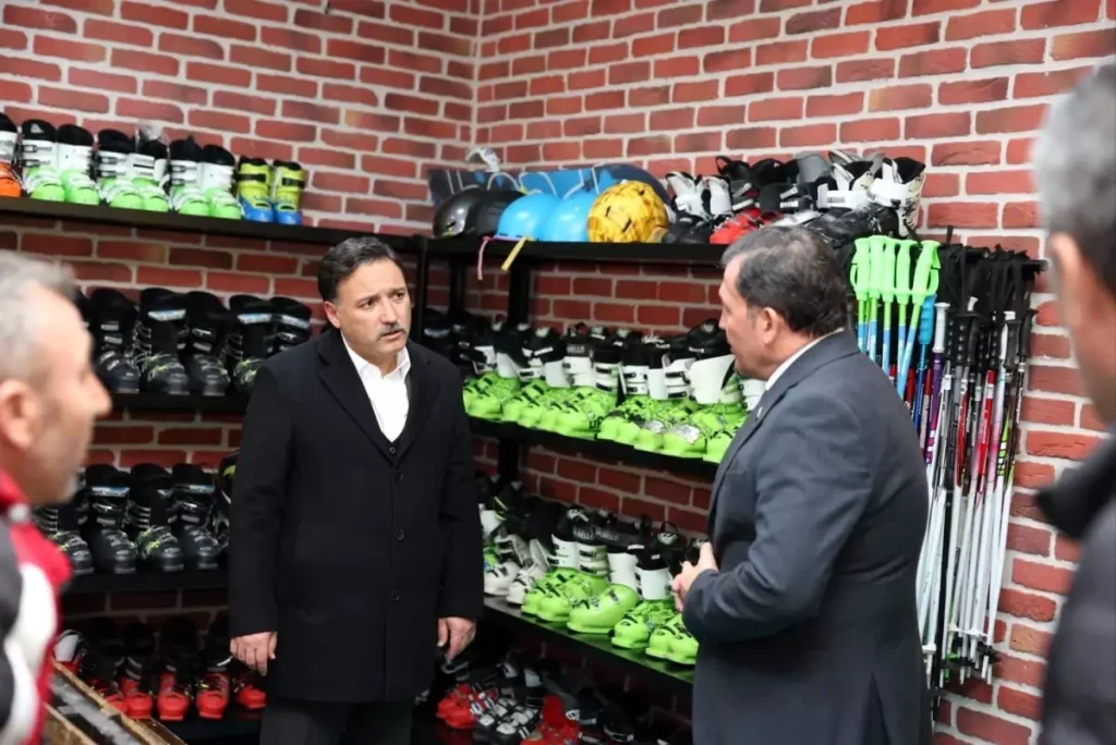 Erciyes’te Yeni Kayak Okulu Açıldı: ERVA Kar Fırtınaları Projesi İle 100 Genç Dağ Sporuna Başladı