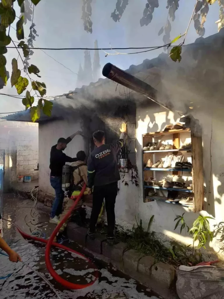 Hatay’da Erzin Mahallesi’nde Tek Katlı Müstakil Evde Çıkan Yangın Kontrol Altına Alındı