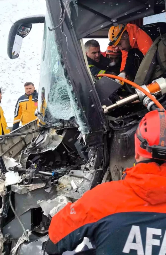 Erzincan‑Sivas Karayolunda Otobüs Tıra Çarptı: 3 Yaralı ve Trafik Aksadı