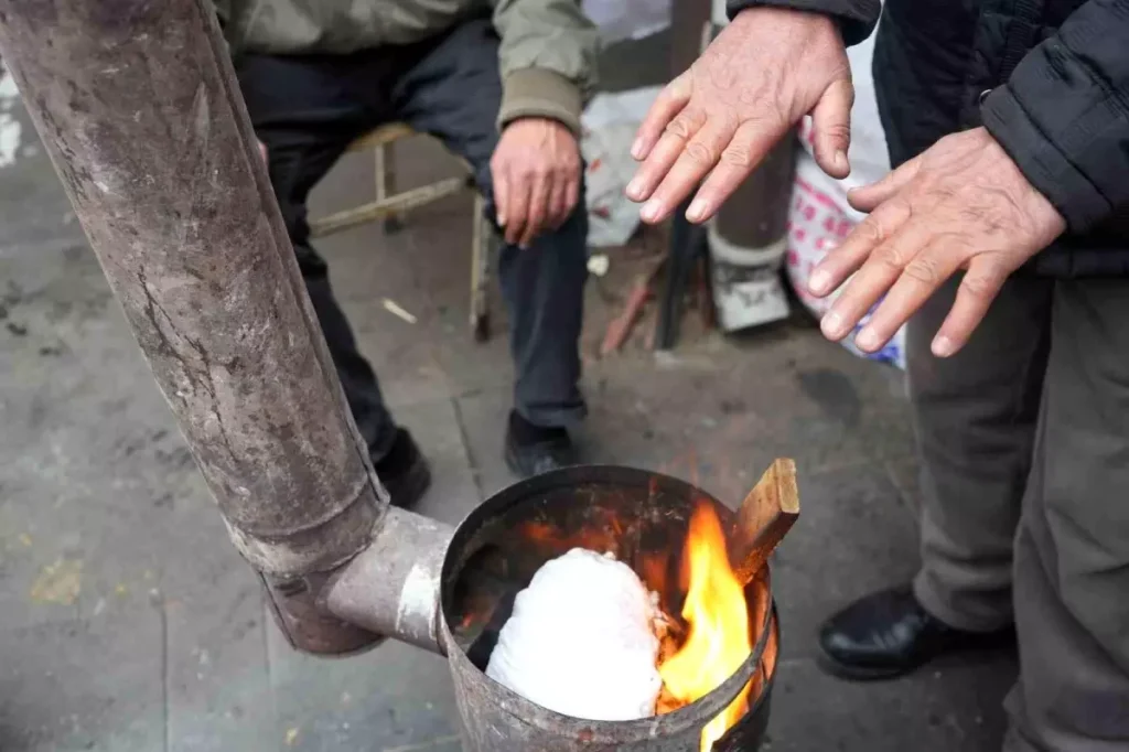 Erzincan’da Dondurucu Soğuklar Esnafı Zorluyor