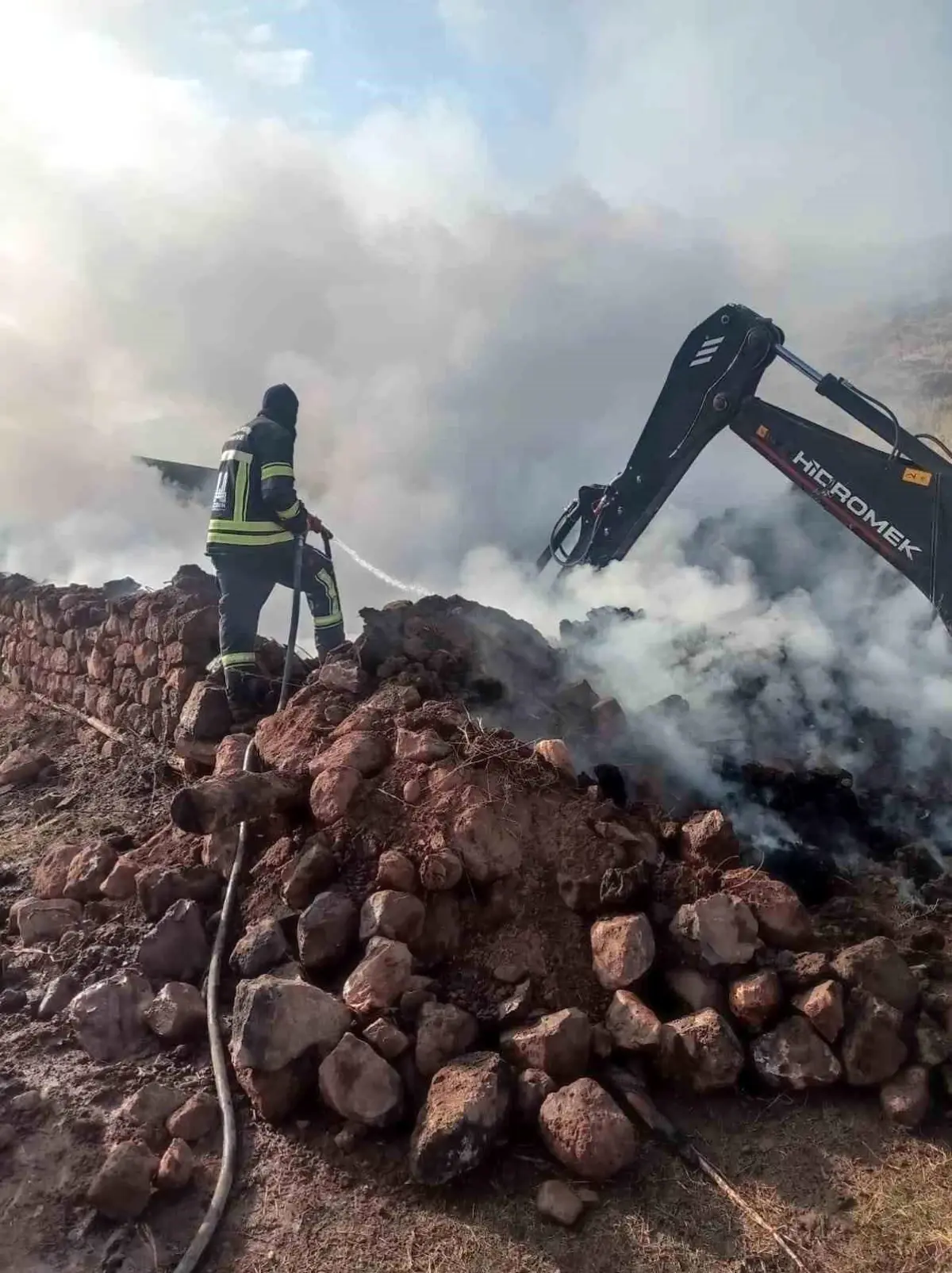 Hınıs’ta Ahır Yangını: 21 Büyükbaş Hayvan Telef Oldu