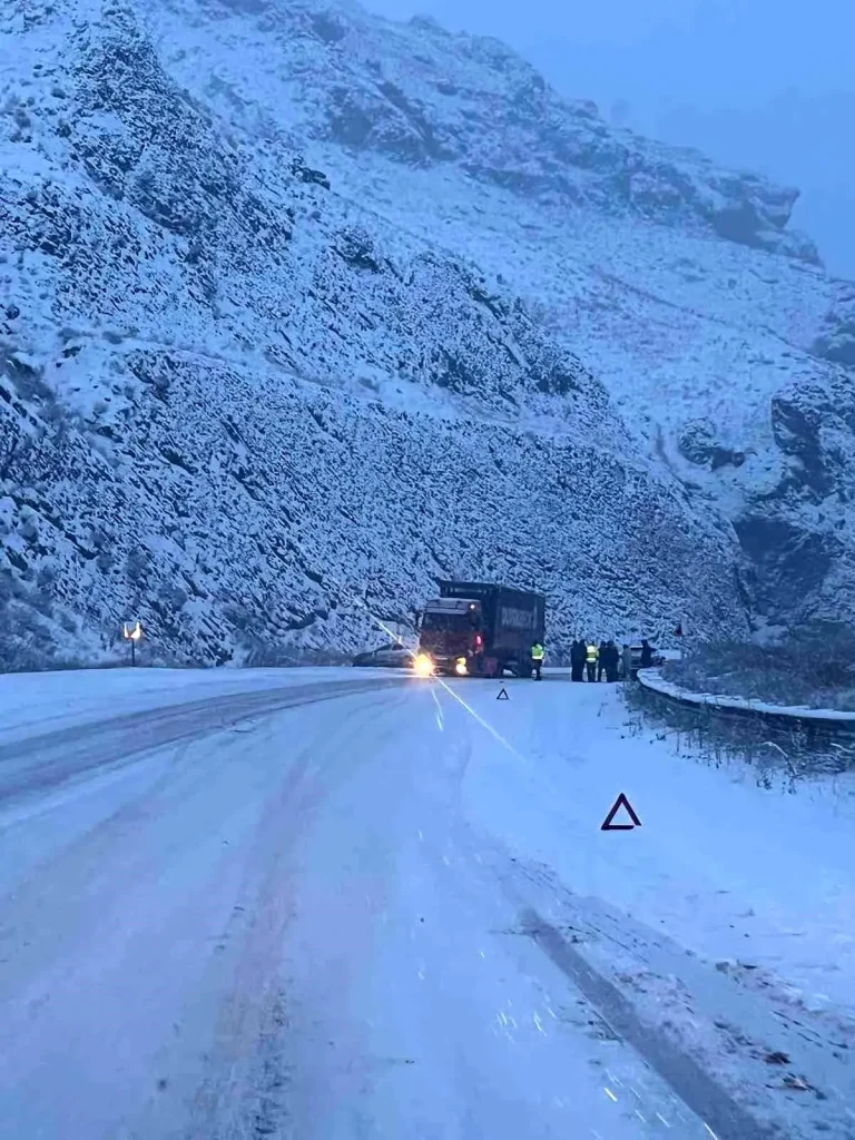 Erzurum’da Şiddetli Kar ve Buzlanma Ulaşımı Felçledi: Erzincan‑Erzurum Karayolunda Ağır Tonajlı Araçlar Durakladı
