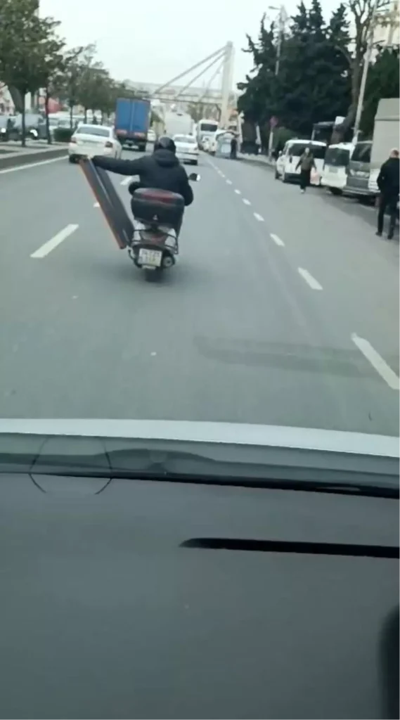 Esenyurt’ta Tek Elle Direksiyon ve Eşya Taşıyan Motosiklet Sürücüsü Trafiği Tehlikeye Attı