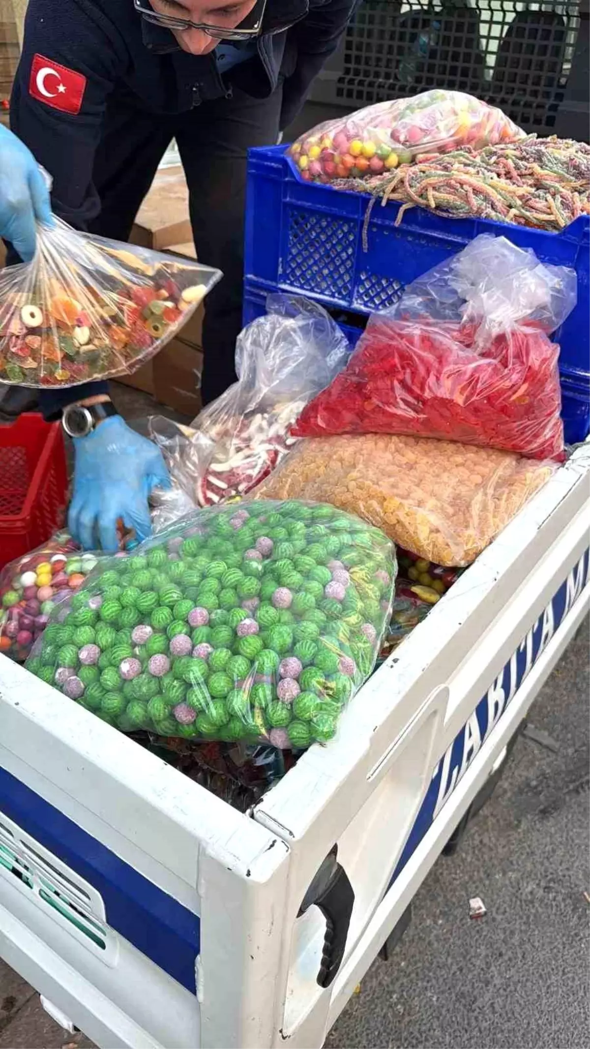 Esenyurt’ta Kaçak Şekerleme Atölyesine Baskın: 9,4 Ton Jelibon ve Diğer Ürünler İmha Edildi