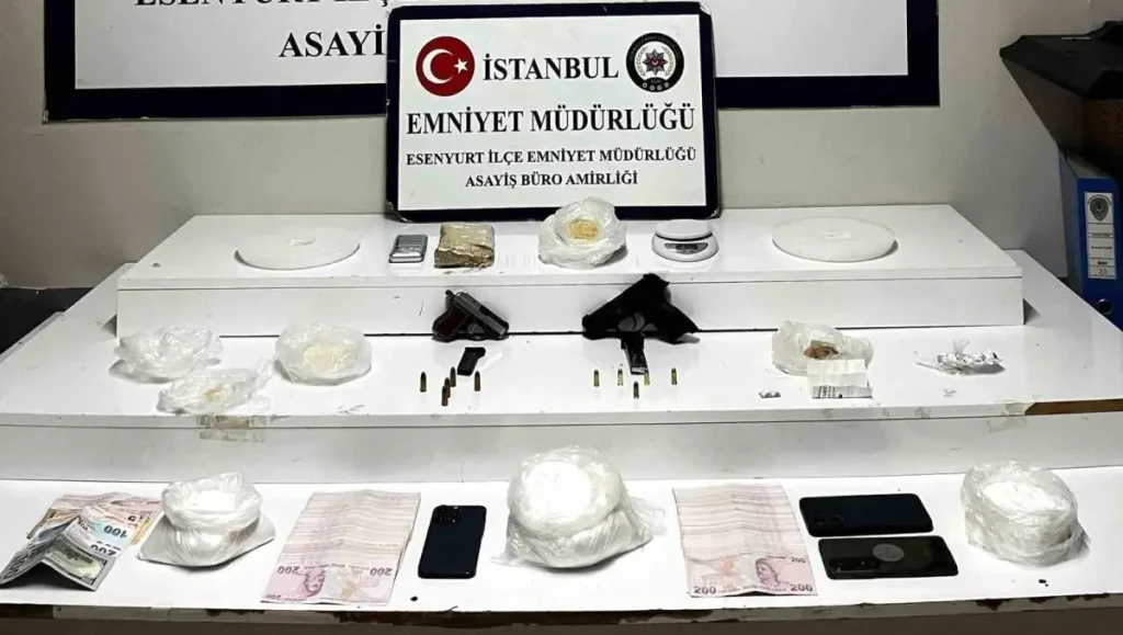 Esenyurt’ta Çığır Açan Uyuşturucu Operasyonu: 2 Şüpheli Gözaltına Alındı, 5,2 Kg Uyuşturucu ve Nakit Ele Geçirildi