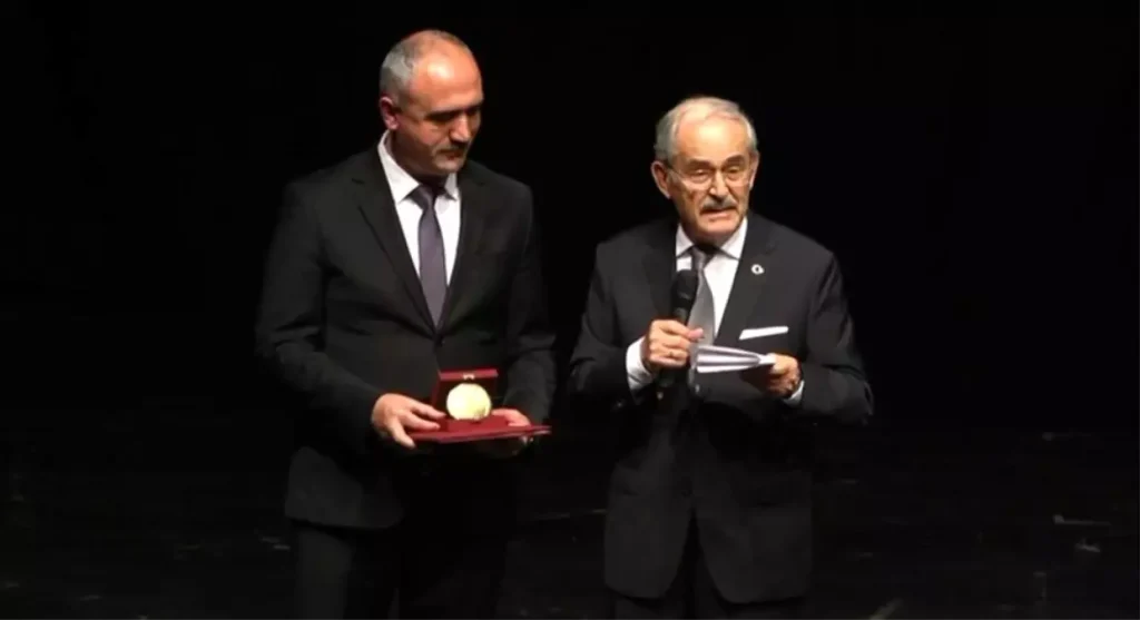 Eskişehir Eski Büyükşehir Belediye Başkanı Yılmaz Büyükerşen Aktif Siyaseti Bıraktı