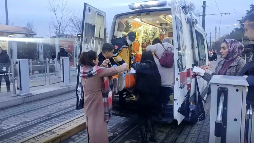 Eskişehir’de Liseli Öğrencilerin Kavgası Kanlı Bitti: 15 Yaşındaki Çocuk Bıçaklandı