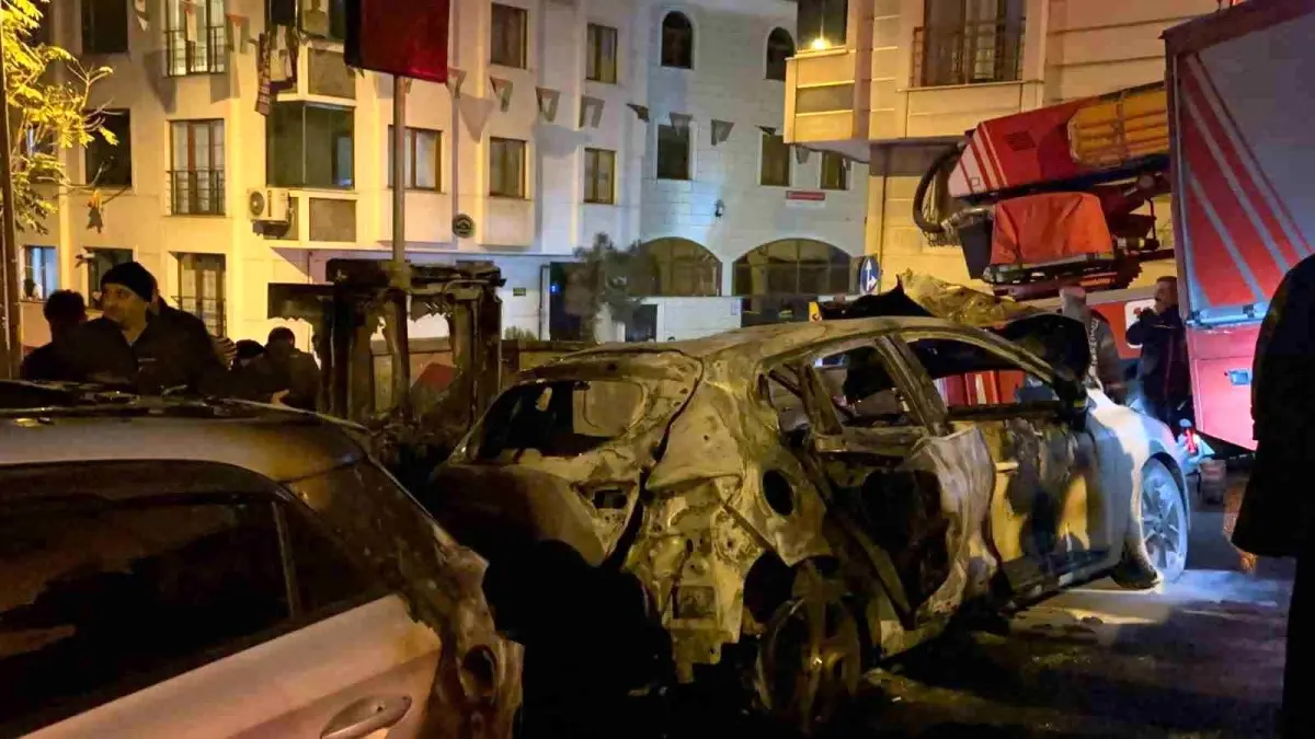 Eyüpsultan’da Park Halindeki Araçlar Alev Aldı, Mahallede İnternet Kesildi