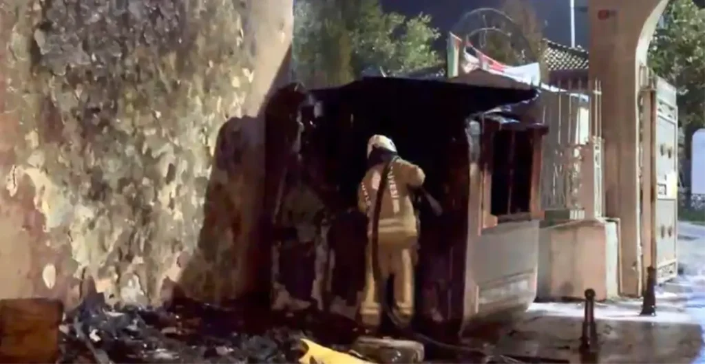 Fatih’te Cami Önünde Güvenlik Kulübesi Yanarak Kullanılamaz Hale Geldi