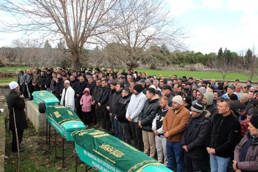 Demirci’de Feci Kaza: Kapucu Ailesinin Üç Ferdi Hayatını Kaybetti