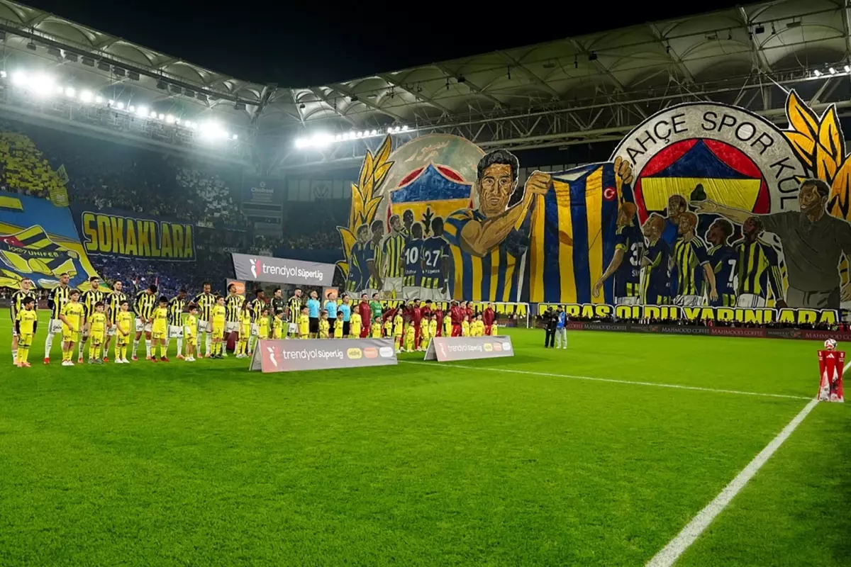 Fenerbahçe’den Galatasaray’a Çarpıcı Gönderme: Futbol Ayakta Oynanan Bir Oyundur