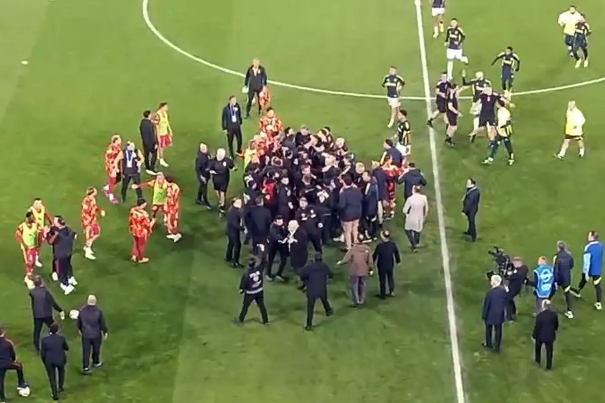 Fenerbahçe-Galatasaray Derbisi Öncesi Isınırken Patlak Veren Kavga Taraftarları Şaşkına Çevirdi