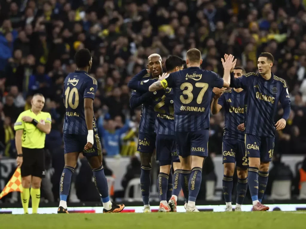 Fenerbahçe, Eyüpspor’u 3-0 Mağlup Ederek Ligde Liderliğe Uzandı