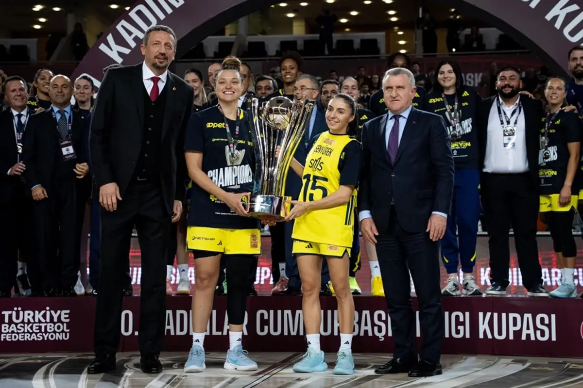 Fenerbahçe Opet Şampiyonluk Kupasını Coşku ile Kaldırdı