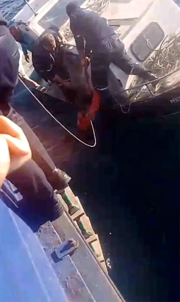 Bozcaada‑Geyikli Feribotunda Denize Atlayan Kişi Kahraman Yolcuların Yardımıyla Kurtarıldı